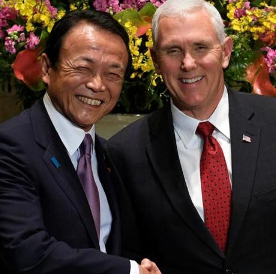 Phó Thủ tướng kiêm Bộ trưởng Tài chính Nhật Bản Taro Aso và Phó Tổng thống Mỹ Mike Pence tiến hánh bắt tay trước cuộc hội đàm ở Tokyo ngày 18/4/2017. Ảnh: Reuters/zaobao