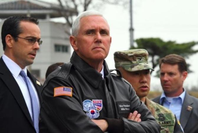 Phó Tổng thống Mỹ Mike Pence thăm Khu phi quân sự hai miền Triều Tiên. Ảnh: BBC