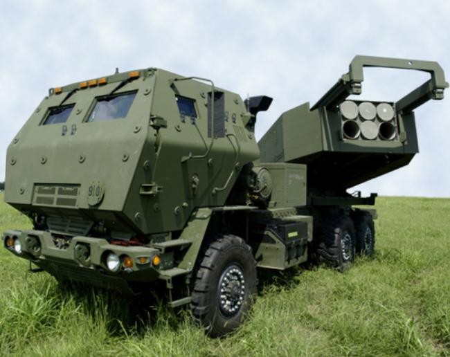 Hệ thống rocket HIMARS của Mỹ. Ảnh: Ifeng.