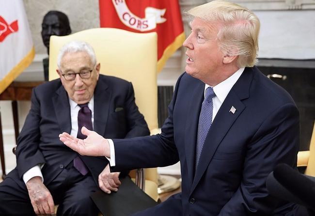 Cựu Ngoại trưởng ỹ Henry Kissinger và Tổng thống Mỹ Donald Trump. Ảnh: Business Insider.