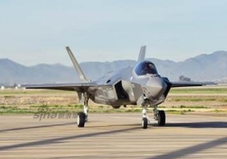 Phi công Nhật Bản lái máy bay chiến đấu tàng hình F-35. Ảnh: Sina Phi công Nhật Bản lái máy bay chiến đấu tàng hình F-35. Ảnh: Sina