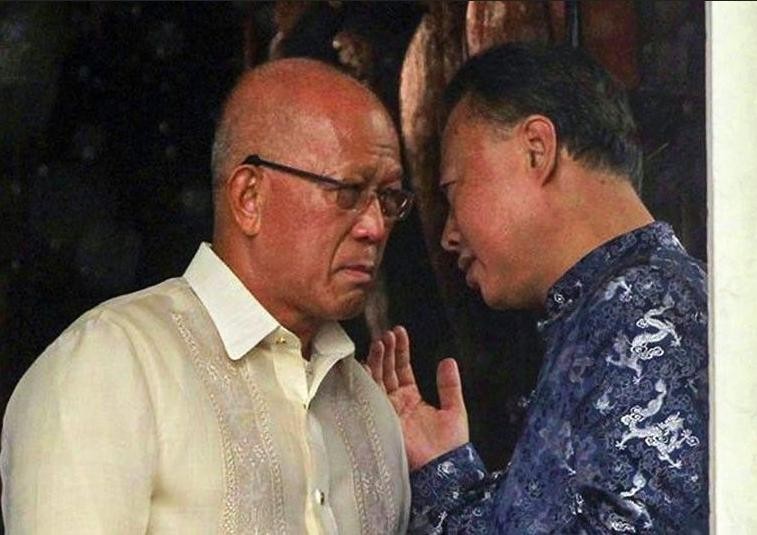 Đại sứ Trung Quốc tại Philippines Triệu Giám Hoa (bên phải) trò chuyện với Bộ trưởng Quốc phòng Philippines Delfin Lorenzana. Ảnh: Philstar.