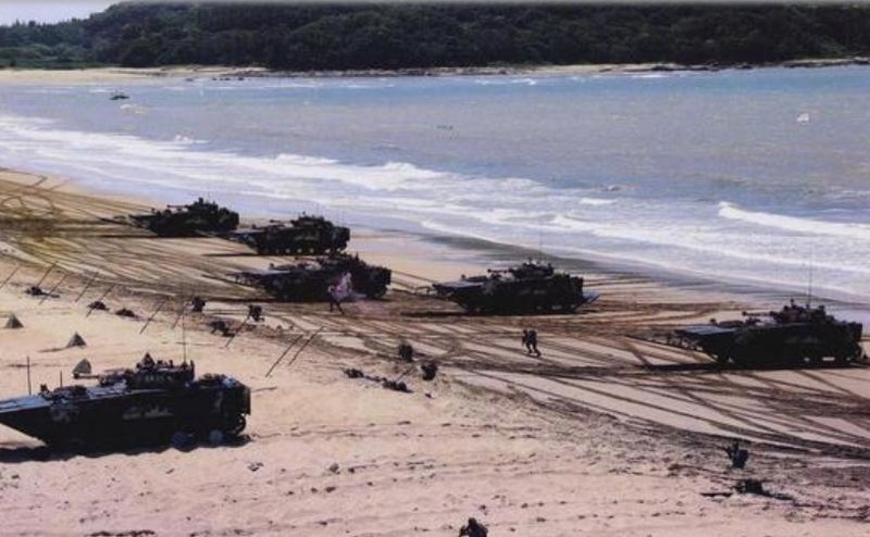 Tàu đổ bộ cỡ lớn Type 071 có thể chở được 1 tiểu đoàn xe chiến đấu đổ bộ. Ảnh: Sina. Tàu đổ bộ cỡ lớn Type 071 có thể chở được 1 tiểu đoàn xe chiến đấu đổ bộ. Ảnh: Sina.