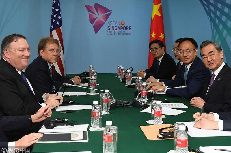 Ngoại trưởng Mỹ Mike Pompeo gặp Bộ trưởng Ngoại giao Trung Quốc Vương Nghị tại Singapore ngày 3/8/2018. Ảnh: Qianlong. Ngoại trưởng Mỹ Mike Pompeo gặp Bộ trưởng Ngoại giao Trung Quốc Vương Nghị tại Singapore ngày 3/8/2018. Ảnh: Qianlong.