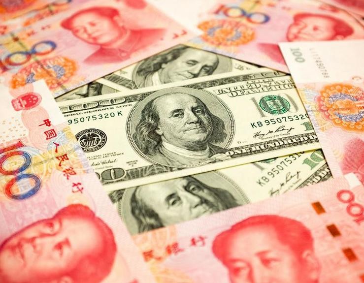 Đồng USD và đồng Nhân dân tệ. Ảnh: Forbes.
