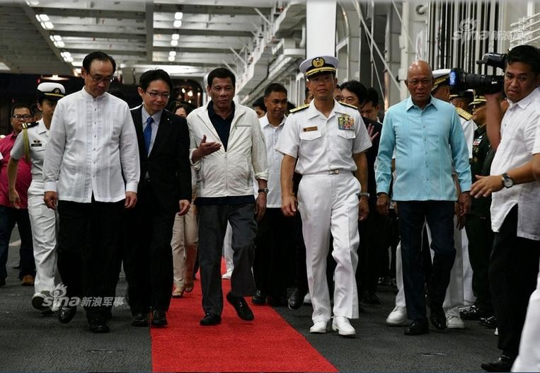 Ngày 1/9/2018, Tổng thống Philippines thăm tàu sân bay trực thăng Kaga, Nhật Bản. Ảnh: Sina.