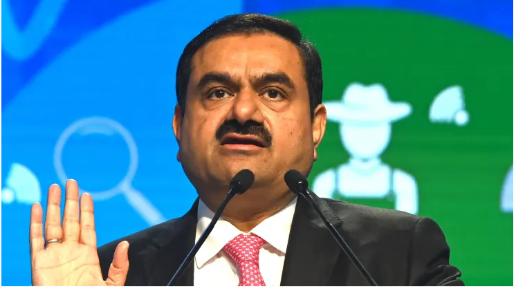 Tập đoàn cả tỷ phú Gautam Adani lao đao vì khủng hoảng (Ảnh: CNBC)