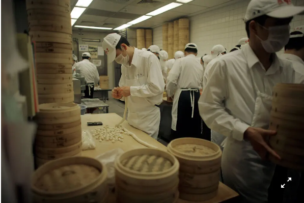 Một nhà hàng Din Tai Fung ở Đài Loan có cửa sổ kính lớn xung quanh nhà bếp cho phép thực khách có thể xem các đầu bếp làm bánh bao (Ảnh: NYT) Một nhà hàng Din Tai Fung ở Đài Loan có cửa sổ kính lớn xung quanh nhà bếp cho phép thực khách có thể xem các đầu bếp làm bánh bao (Ảnh: NYT)