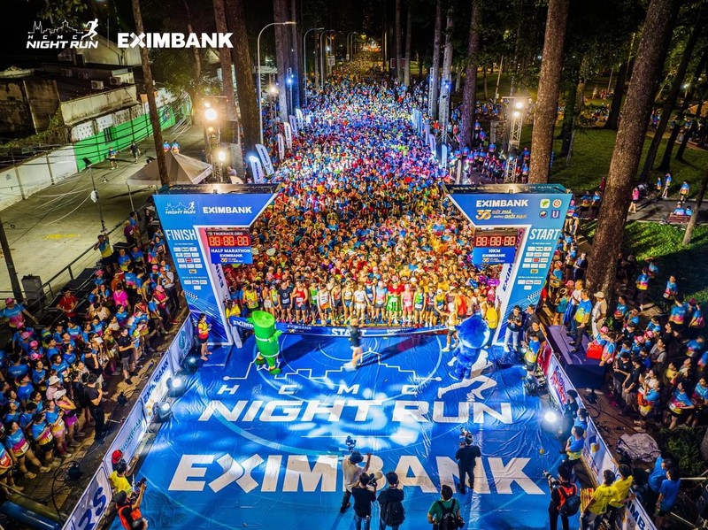 Giải chạy đêm Ho Chi Minh City Night Run Eximbank 2024 diễn ra trong không khí vô cùng rạo rực và phấn chấn fd99c09e2bdb8b85d2ca.jpg
