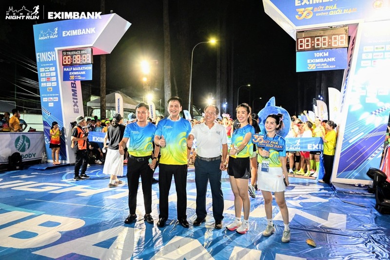 Ông Nguyễn Hồ Nam – Phó Chủ tịch HĐQT Eximbank (thứ 2 bên trái), ông Mai Bá Hùng – nguyên Phó Giám đốc Sở Văn hoá và Thể thao TPHCM, Uỷ viên Ban Thường vụ Uỷ Ban Olympic Việt Nam – Trưởng văn phòng đại diện tại TPHCM, người đồng sáng lập giải chạy đêm TPHCM (ở giữa) cùng bà Lê Thị Mai Loan – Phó Tổng Giám đốc Eximbank (thứ 2 bên phải) tham gia cổ vũ cho VĐV tại vạch xuất phát của giải chạy llllll.jpg