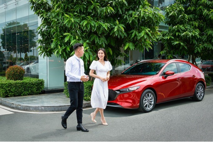 Nhân viên Thaco Auto (bên trái) tư vấn cho người dùng. Nhân viên Thaco Auto (bên trái) tư vấn cho người dùng.