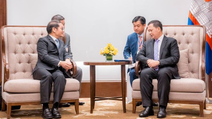 Chủ tịch Hội đồng quản trị Thaco Trần Bá Dương (trái) gặp gỡ và trao đổi với Thủ tướng Campuchia Samdech Moha Bovor Thipadei Hun Manet. Ảnh: Thaco Agri Chủ tịch Hội đồng quản trị Thaco Trần Bá Dương (trái) gặp gỡ và trao đổi với Thủ tướng Campuchia Samdech Moha Bovor Thipadei Hun Manet. Ảnh: Thaco Agri