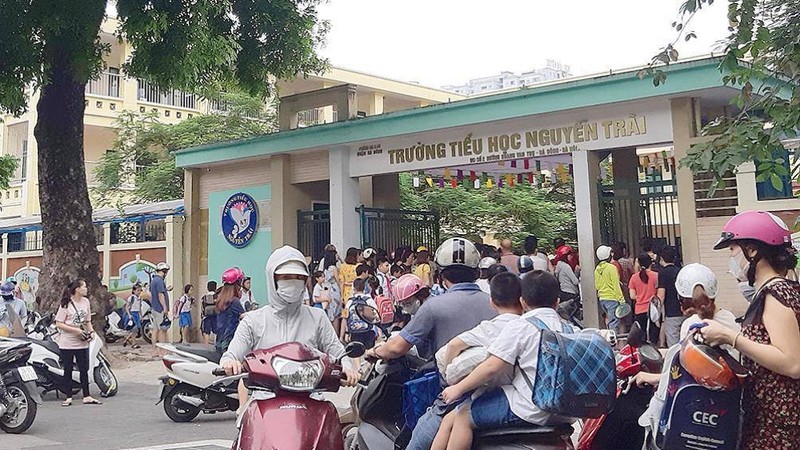 Việc đưa đón con đi học xa nhà trở thành nỗi bận tâm của nhiều gia đình mik 1.jpg