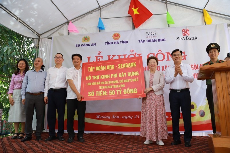 Lãnh đạo SeABank trao tặng nhà cho người nghèo tại tỉnh Hà Tĩnh. sb3.jpg