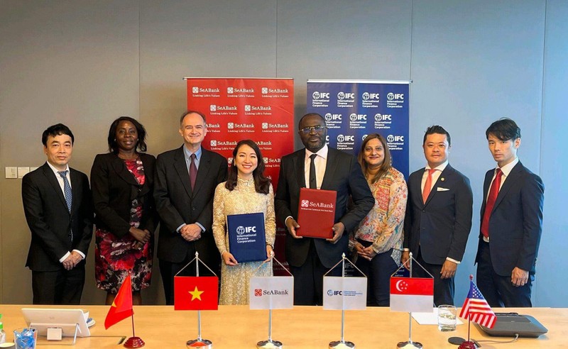 Đại diện Lãnh đạo IFC và SeABank ký kết hợp tác tại Singapore. SeABank ky ket vs IFC - singapore 27.2.2023.jpg