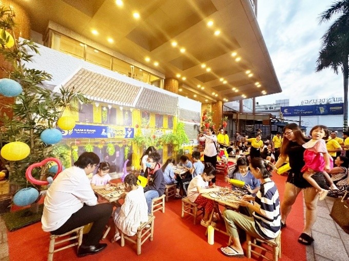 Phố đèn lồng đa sắc màu tại Hội sở Nam A Bank, số 201 - 203 Cách Mạng Tháng Tám, phường 4, quận 3, TP HCM, thu hút nhiều em nhỏ tham gia. Phố đèn lồng đa sắc màu tại Hội sở Nam A Bank, số 201 - 203 Cách Mạng Tháng Tám, phường 4, quận 3, TP HCM, thu hút nhiều em nhỏ tham gia.