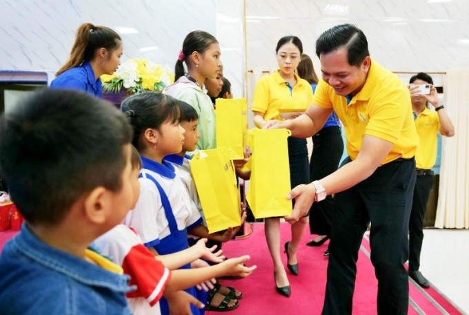 Những món quà ý nghĩa Nam A Bank trao tặng các em nhỏ trên địa bàn tỉnh Bình Phước. Những món quà ý nghĩa Nam A Bank trao tặng các em nhỏ trên địa bàn tỉnh Bình Phước.