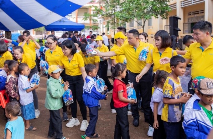 Những em nhỏ có hoàn cảnh khó khăn trên địa bàn tỉnh Đăk Lăk nhận quà Trung thu. Những em nhỏ có hoàn cảnh khó khăn trên địa bàn tỉnh Đăk Lăk nhận quà Trung thu.