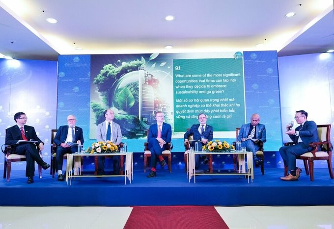 Ông Võ Hoàng Hải – Phó tổng giám đốc Nam A Bank (bìa phải), tham gia thảo luận tại Diễn đàn Kinh tế TP HCM.