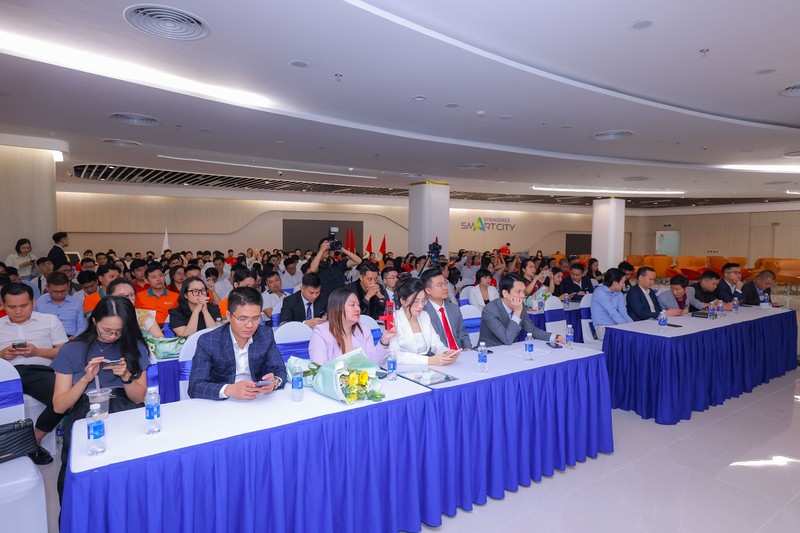 Sự kiện thúc đẩy dự án Vincom Shophouse Royal Park thu hút hàng trăm nhân viên môi giới của các đại lý BĐS tên tuổi tại địa phương. A3 (1).jpg