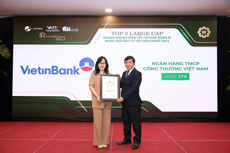 Đại diện VietinBank nhận giải thưởng Top 3 Doanh nghiệp niêm yết có hoạt động quan hệ nhà đầu tư yêu thích nhất 2023 vtb1.jpg