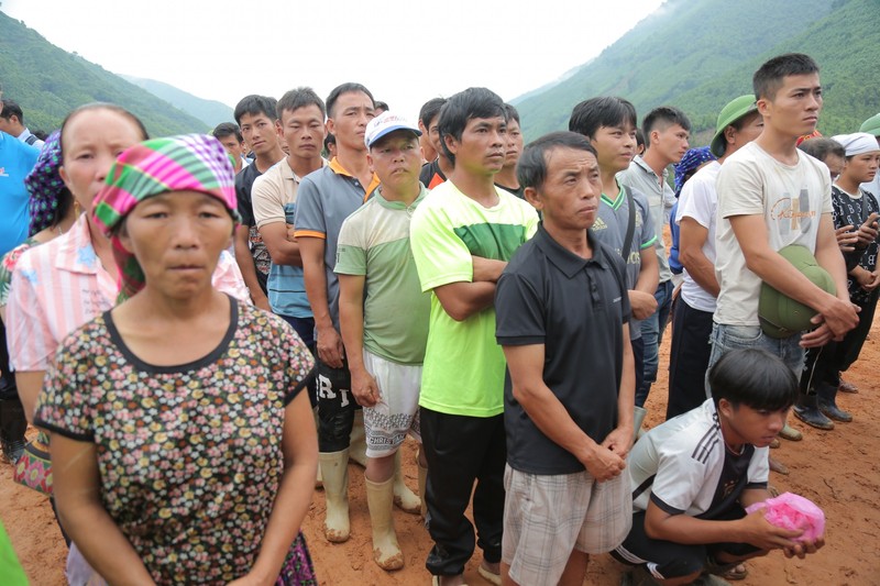 Đông đảo bà con nhân dân thôn Kho Vàng đến chứng kiến buổi khởi công tái thiết khu dân cư hinh 5.jpg