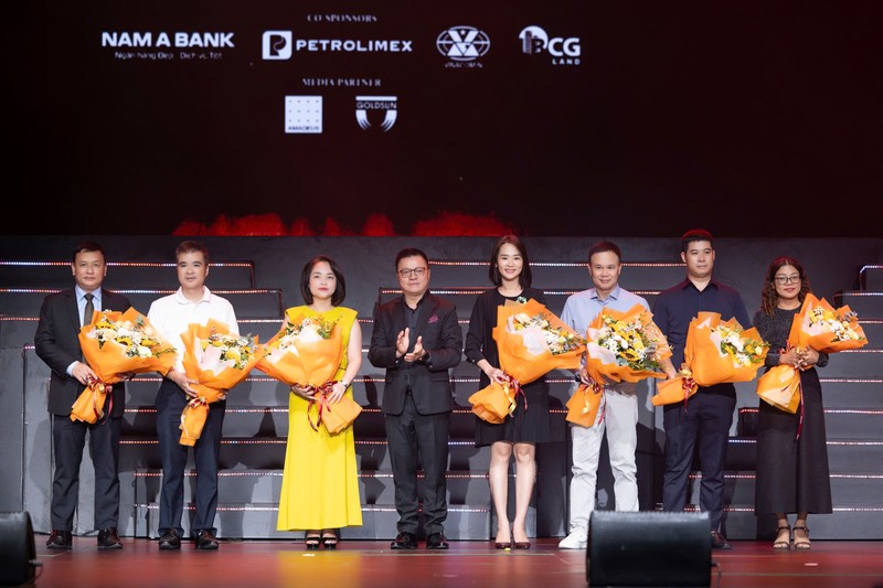 Đại diện Nam A Bank (ngoài cùng bên trái) nhận hoa cảm ơn từ BTC chương trình BOND IN VIETNAM.NAMABANK.2.jpg