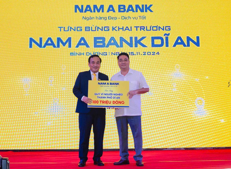Đại diện Nam A Bank trao tặng Quỹ vì người nghèo TP Dĩ An. 3. Trao tặng quỹ người nghèo.jpg