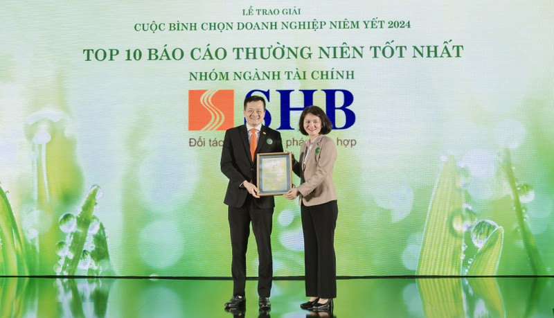 Ông Đinh Ngọc Dũng – Giám đốc Khối Ngân hàng Doanh nghiệp SHB đại diện Ngân hàng nhận giải thưởng DSC07863 (1).jpg