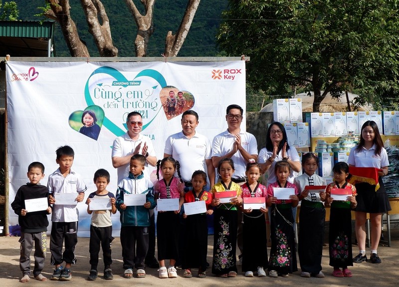 Các em học sinh có hoàn cảnh khó khăn nhận quà hỗ trợ từ chương trình. Ảnh 3 (1).jpg