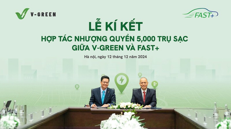 Ông Nguyễn Thành Dương – Tổng Giám đốc Công ty V-GREEN và ông Nguyễn Phi Long - Giám đốc Công ty Cổ phần Trạm sạc Fast+ tại lễ ký kết hợp tác nhượng quyền 5.000 trụ sạc cho xe điện VinFast A1 (2).jpg
