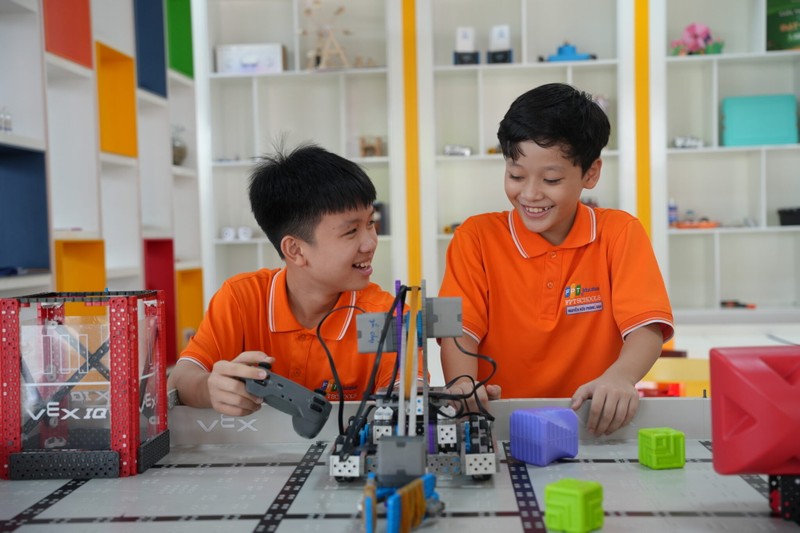 Học sinh FPT Schools trong một giờ học tại trường. Anh 3 TCBC Ky ket Ecopark Vinh.jpg
