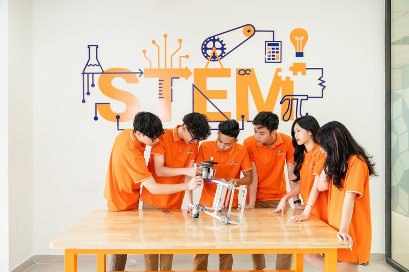Tại FPT Schools học sinh được học AI, STEM và Robotics Anh 7 TCBC Ky ket Ecopark Vinh.jpg