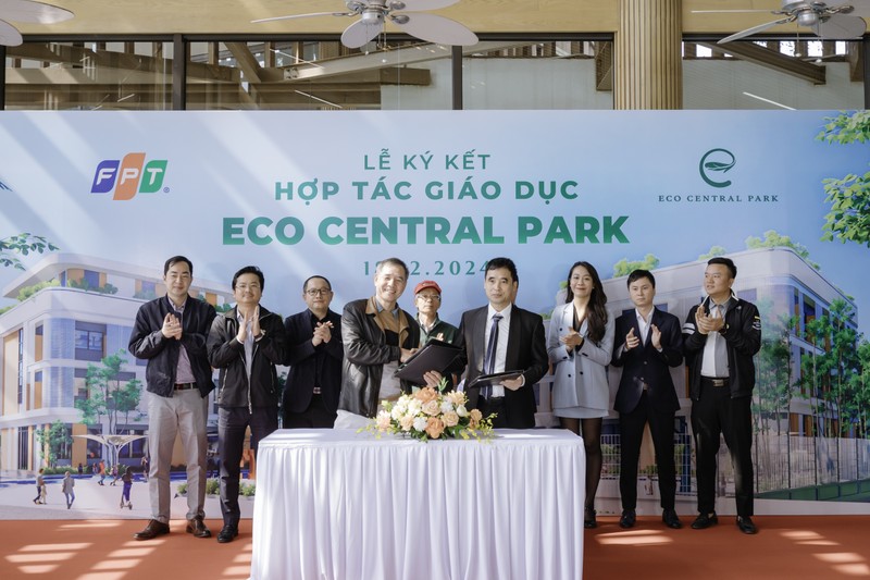 Ông Dương Trọng Thiết - Tổng giám đốc Eco Central Park (bên phải) và TS. Lê Trường Tùng - Tổng Giám đốc FPT Education, Tập đoàn FPT (bên trái) tại lễ kí kết. ảnh đại diện.jpg