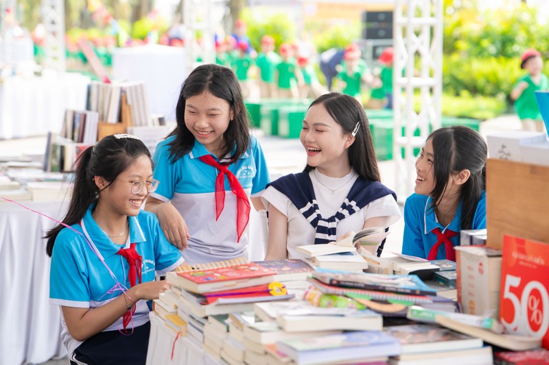 Em nhỏ hào hứng đọc sách tại Lễ hội sách do Nhà sáng lập Ecopark tổ chức tháng 3/2024. v02.jpg