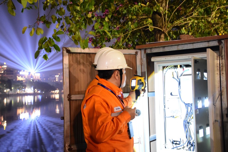 Công ty Điện lực Hoàn Kiếm thực hiện đảm bảo điện tại khu vực bắn pháo hoa tại hồ Hoàn Kiếm DSC_0190.JPG