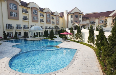 Du khách cũng được tận hưởng cảm xúc thư giãn bên bể bơi, tắm nắng và nhâm nhi một ly cocktail từ quầy bar ngay cạnh. Đặc biệt, bể bơi có khu vực được thiết kế riêng cho trẻ em, đem lại sự an tâm cho các bậc phụ huynh.