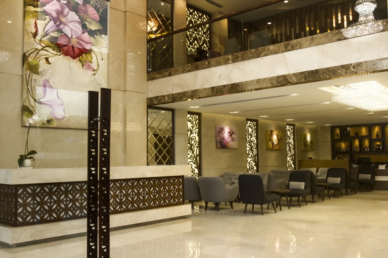 Lobby & Bar.jpg