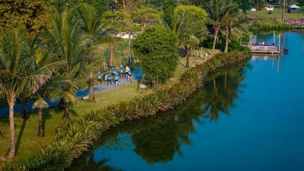 Các VĐV chạy giữa miền xanh Eco Central Park Các VĐV chạy giữa miền xanh Eco Central Park