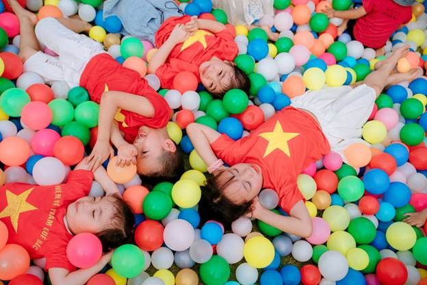 Trẻ nhỏ được vui đùa trong kì nghỉ lễ Trẻ nhỏ được vui đùa trong kì nghỉ lễ