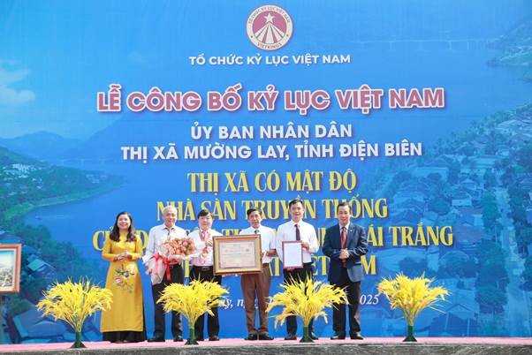 Mường Lay là một trong những vùng đất duy nhất tại Tây Bắc còn bảo tồn được hệ thống nhà sàn cổ truyền thống với mật độ dày đặc quy hoạch bài bản nhất Việt Nam Mường Lay là một trong những vùng đất duy nhất tại Tây Bắc còn bảo tồn được hệ thống nhà sàn cổ truyền thống với mật độ dày đặc quy hoạch bài bản nhất Việt Nam