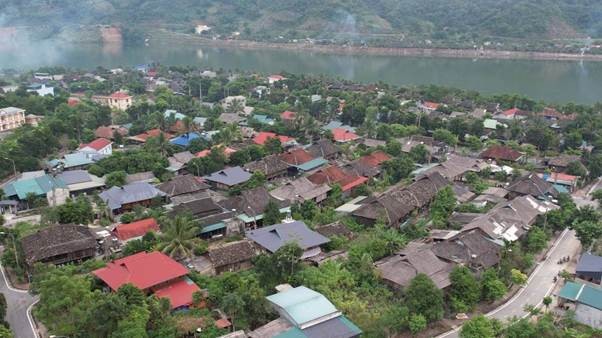 Khung cảnh nhà sàn truyền thống tại thị xã Mường Lay nhìn từ trên cao Khung cảnh nhà sàn truyền thống tại thị xã Mường Lay nhìn từ trên cao