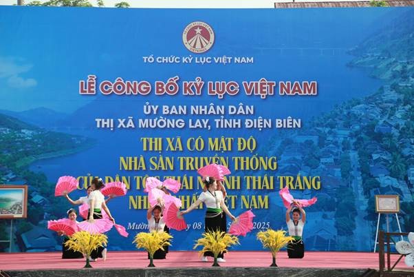 Ngoài kỷ lục này, thị xã Mường Lay còn nổi tiếng với nhiều giá trị văn hóa truyền thống khác Ngoài kỷ lục này, thị xã Mường Lay còn nổi tiếng với nhiều giá trị văn hóa truyền thống khác