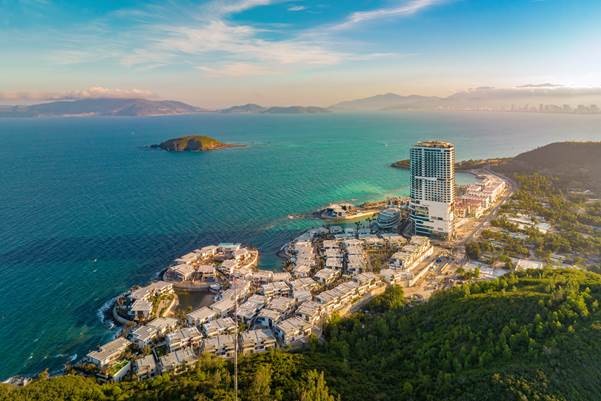 Địa thế biệt lập tạo không gian sống riêng tư cho chủ nhân dinh thự. Địa thế biệt lập tạo không gian sống riêng tư cho chủ nhân dinh thự.