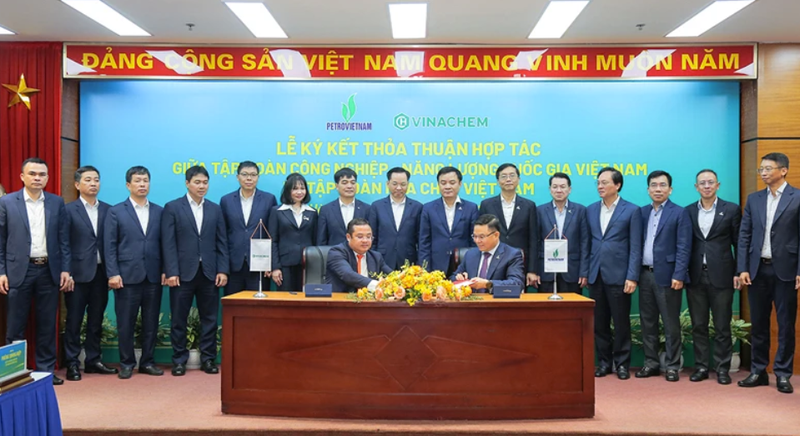 Petrovietnam và Vinachem ký hợp tác toàn diện ngày 16/4/2025, nhằm tận dụng thế mạnh riêng mỗi bên và tạo hiệu ứng cộng hưởng, nâng cao hiệu quả hoạt động sản xuất kinh doanh Anh2..png