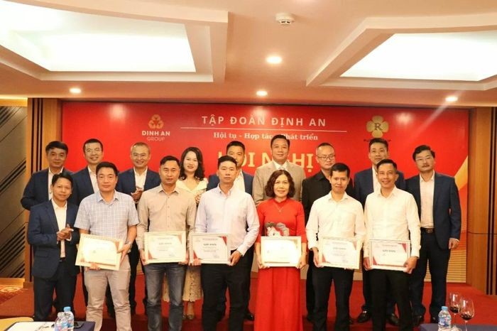 Vinh danh các cán bộ, nhân viên hoàn thành xuất sắc nhiệm vụ. Vinh danh các cán bộ, nhân viên hoàn thành xuất sắc nhiệm vụ.