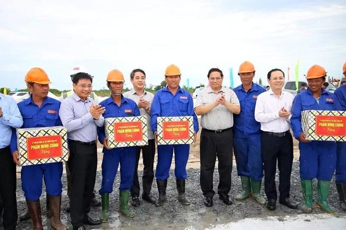 Thủ tướng Phạm Minh Chính tới thăm và trao quà động viên CBNV Tập đoàn Định An tại công trường tại Dự án cao tốc Châu Đốc – Cần Thơ – Sóc Trăng. Thủ tướng Phạm Minh Chính tới thăm và trao quà động viên CBNV Tập đoàn Định An tại công trường tại Dự án cao tốc Châu Đốc – Cần Thơ – Sóc Trăng.