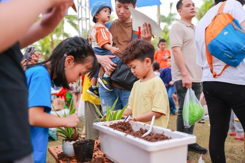 Trẻ thêm yêu thiên nhiên từ các hoạt động ươm mầm cây, tìm hiểu về tự nhiên A9.jpg