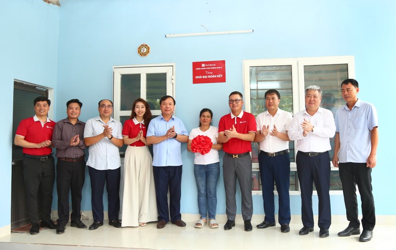 SeABank bàn giao nhà cho tỉnh Hòa Bình SeABank ban giao nha cho tinh Hoa Binh (3).JPG