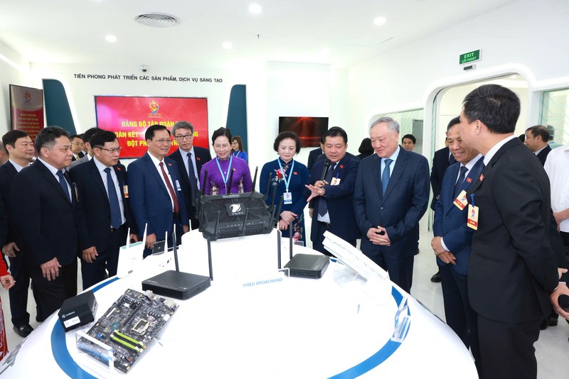 Phó Thủ tướng Thường trực Nguyễn Hòa Bình và các đại biểu tham quan khu trưng bày sản phẩm dịch vụ Tập đoàn Bưu chính Viễn thông Việt Nam 26.5 hó Thủ tướng Thường trực Nguyễn Hòa Bình và các đại biểu tham quan khu trưng bày sản phẩm dịch vụ.jpg
